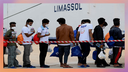 Migranten warten am 8. Juni 2023 im Hafen der Insel Lampedusa in der Schlange, bevor sie an Bord eines Bootes gehen.