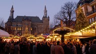 Der Weihnachstmarkt auf dem Marktplatz und Münsterplatz vor dem Rathaus