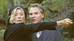 Wöller (Fritz Wepper) und Lotte (Jutta Speidel) haben sich im Kloster-Wald verlaufen.