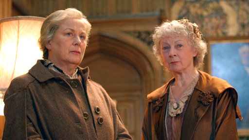 Pam Ferris (Elspeth McGillicuddy,l) und Miss Marple (Geraldine McEwan, re.)