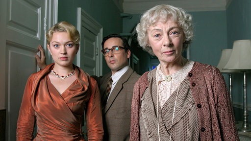 v.l.n.r.: Gwenda Halliday (Sophia Myles), Hugh Hornbeam (Aidan McArdle) und Miss Marple (Geraldine McEwan).