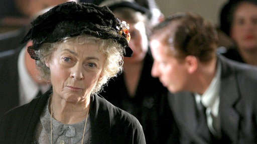 Miss Jane Marple (Geraldine McEwan)