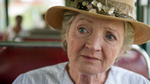 Miss Marple (Julia McKenzie)