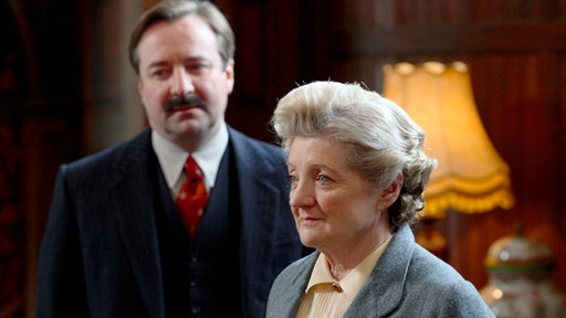 Inspector Lejeune (Neil Pearson) und Miss Marple (Julia McKenzie)