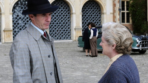 Finch (Stephen Dillane) und Miss Marple (Julia McKenzie)