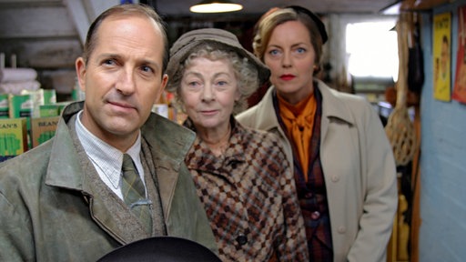 Dr. Waters (Michael Maloney), Jane Marple (Geraldine McEwan, Mitte) und Tuppence Beresford (Greta Scacchi) auf der Suche nach dem Haus auf dem Gemälde.