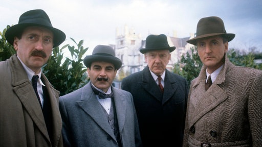 v.l.n.r. Chief Inspector Japp (Philip Jackson), Hercule Poirot (David Suchet), Sir Bernard Dodge (Roland Hines) und Captain Hastings (Hugh Jackson)