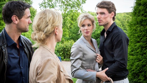 Lukas Hundt (Oliver Franck, l.), Kristina Katzer (Isabell Gerschke, 2.v.l.), Gräfin Mariella (Nina Gnädig, 2.v.r) und ihr zukünftiger Gatte Robert Falk (Constantin Lücke, r.)