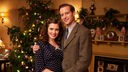 Helen (Rachel Shenton, l) und James (Nicholas Ralph) verbringen Weihnachten zusammen.