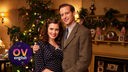 Helen (Rachel Shenton, l) und James (Nicholas Ralph) verbringen Weihnachten zusammen.