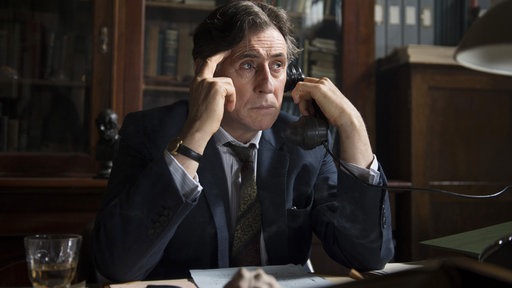 Der schwermütige Pathologe Quirke (Gabriel Byrne) hat ein Faible für ungelöste Mordfälle.