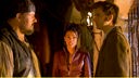 Jailer (Stephen Marcus), Martha Jones (Freema Agyeman) und Doctor Who (David Tennant, r)