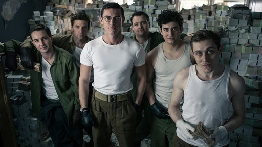 Roy James (Martin Compston), Gordon Goody (Paul Anderson), Bruce Reynolds (Luke Evans), Buster Edwards (Neil Maskell), Ronnie Biggs (Jack Gordon), Charlie Wilson (Jack Roth)