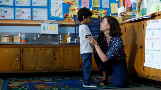 Lisa (Maggie Gyllenhaal) hält Jimmy (Parker Sevak) für ein Wunderkind und lässt ihn nicht mehr in Ruhe.