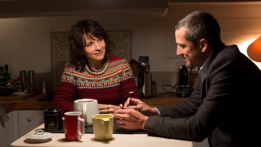 Selena (Juliette Binoche), eine bekannte Schauspielerin und Alain (Guillaume Canet), ein erfolgreicher Verleger, sind das typische Pariser Intellektuellenpaar.