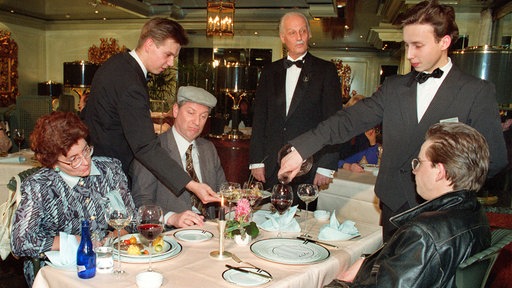 Ein gewonnenes Preisausschreiben führt Familie Becker in ein First Class-Hotel. Für Hilde (Alice Hoffmann), Heinz (Gerd Dudenhöffer) und Stefan (Gregor Weber) wird der Ausflug in die Welt des Luxus und der feinen Manieren zu einem Erlebnis besonderer Art.