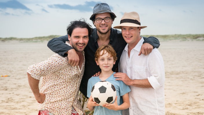 Drei Väter, aber wer ist der Richtige? Ole (Sascha Göpel, li.), Torben (Tobias Licht) und Hinnerk (Florian Panzner, re.) mit Jasper (Sammy O'Leary).