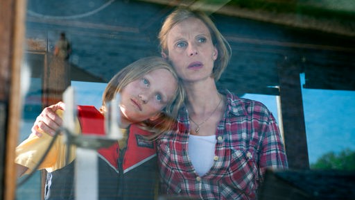 Claudia (Julia Jäger) kümmert sich um ihren Sohn Jonas (Sammy Scheuritzel), der in letzter Zeit etwas vernachlässigt wurde.