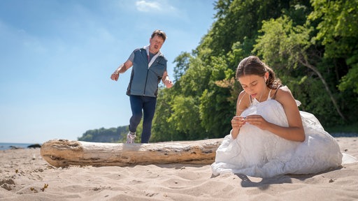 Unfall am Strand: Der Jogger (Thomas Rudnick) schaut nach Emilia (Lene Oderich).