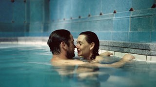 Astrid (Christiane Paul) und Paul (Ronald Zehrfeld) planschen verliebt im Wellness-Becken des Luxushotels in Budapest.