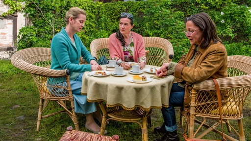 V. li. n. re.: Angie (Judith Engel), Lore (Anne-Kathrin Gummich) und Hilde (Steffi Kühnert) möchten im Sportheim hausgemachte Buletten anbieten.