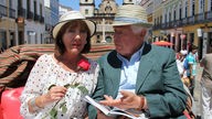 Die frisch verliebten Senioren Henriette (Heidelinde Weis) und Leopold (Peter Weck) schauen sich die Attraktionen Brasiliens an.