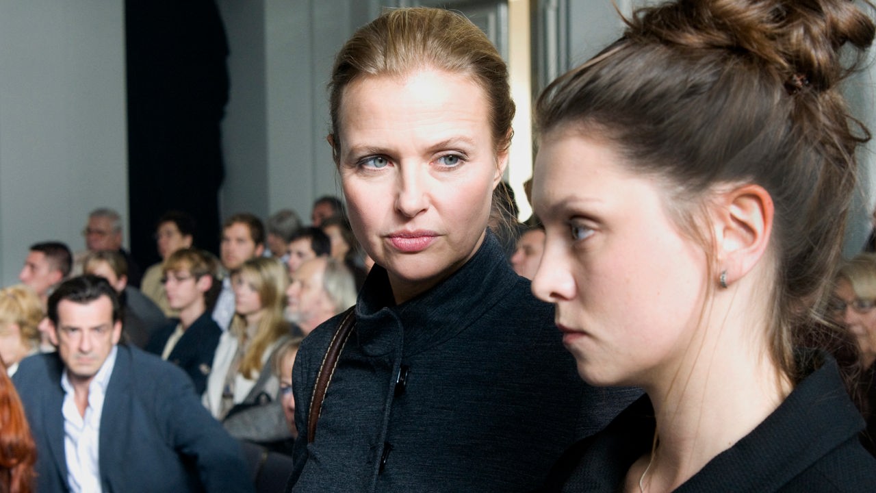 Katja (Katharina Böhm) versucht Nadesha (Natalia Rudziewicz) zu stärken, damit sie stark bleibt und gegen den Mörder ihres Bruders aussagt.