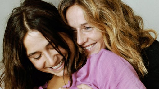 Delphine (Izïa Higelin) und Carole (Cécile de France, r) sind ineinander verliebt.