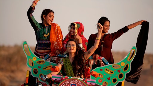 v.l.n.r. Lajjo (Radhika Apte), Bijli (Surveen Chawla), Janaki (Lehar Khan) und Rani (Tannishtha Chatterjee) werden zu echten Freundinnen.