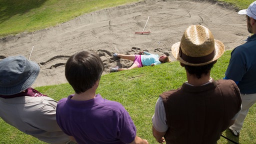 Vier Golfer finden die die Leiche von Alison Stone (Roz Turnbull).