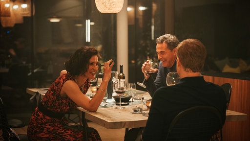 v.l.n.re.: Jessica (Indira Varma), Tom (Alan Tudyk) und Richard (Rufus Sewell) erinnern sich an alte Zeiten.