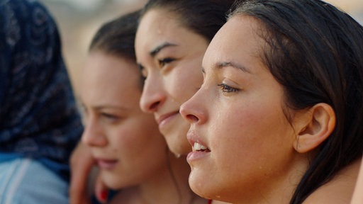 v.l.n.r. Samira (Amira Hilda Douaouda), Kahina (Zahra Doumandji), Linda (Meriem Medjkane) und Nedjma (Lyna Khoudri)