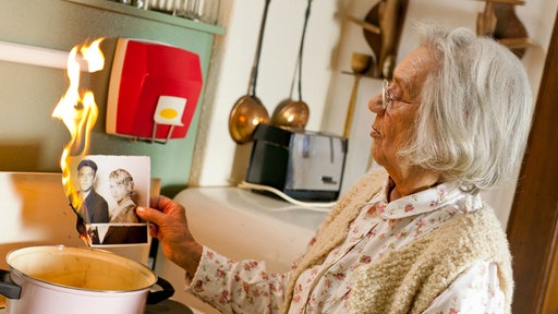 Oma Hedwig (Dorothea Walda) hat etwas zu verbergen.