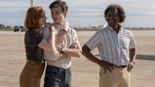 v.l.n.r. Lucía Vallarta (Ana Polvorosa), Álex Ventura (Álvaro Mel) und Jonas Pierce (Clarke Peters)