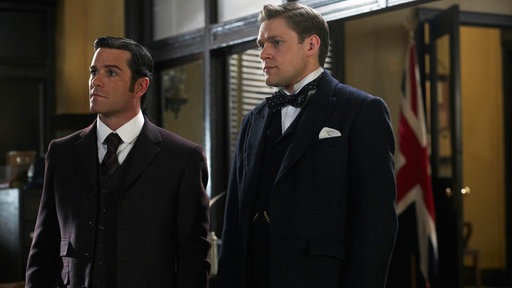 Detektiv Murdoch (l., Yannick Bisson) und Winston Churchill (r., Thomas Howes).