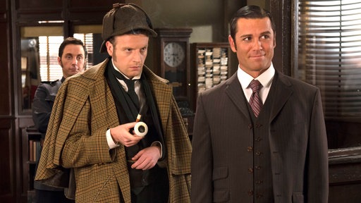 Sherlock Holmes (Andrew Gower, li.) mit Detektiv Murdoch (Yannick Bisson,re.) und Crabtree (Jonny Harris).