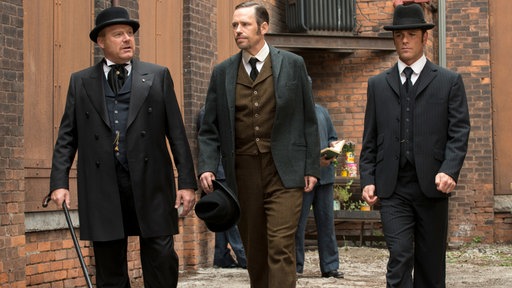 Brackenreid (Thomas Craig) (l) und Det. Murdoch (Yannick Bisson) (r) interviewt Potter (Wayne Ward) (m).