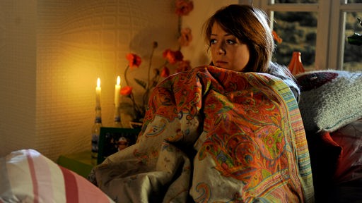 Während ihrer ersten Nacht allein im Schleusenwärterhäuschen, ist Rosa (Joanna Semmelrogge) sehr unheimlich zumute.