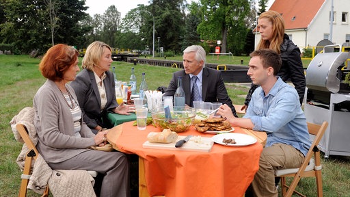 Das Schleusenwärterhäuschen-Team (v.l.n.r. Brigitte Antonius, Imke Büchel, Gerry Hungbauer, Joanna Semmelrogge, Fabian Oscar Wien) erkennt, dass auch Hannemann eine Schwachstelle hat, die sie nutzen können.