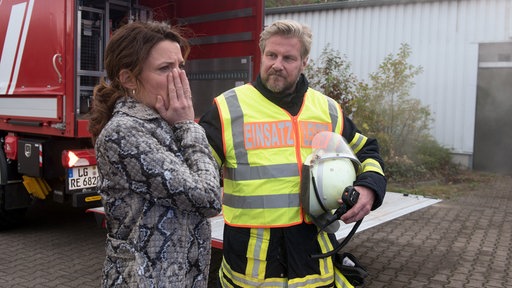 Tatjana (Judith Sehrbrock, l.) ist fassungslos, als Jens (Martin Luding, r.) ihr mitteilt, dass ihr gesamtes Möbellager von dem Feuer zerstört wurde.