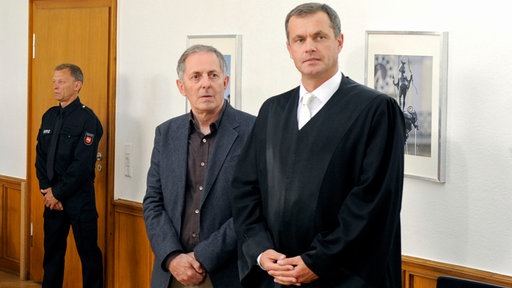 Torben (Joachim Kretzer, r.) und Achim (Peter Rühring, r. mit Komparse) warten gespannt auf die Verlesung des Urteils.