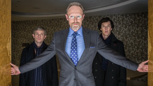 Charles Magnussen (Lars Mikkelsen, Mitte) führt Sherlock Holmes (Benedict Cumberbatch, re.) und John Watson (Martin Freeman) in seinen Erinnerungspalast.