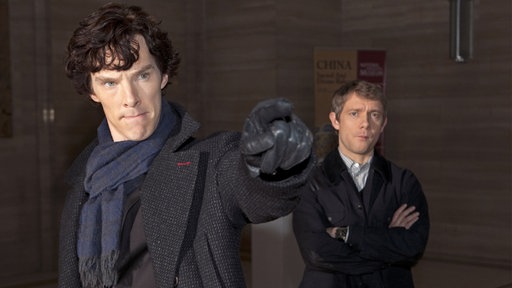 In einem historischen Museum stoßen Sherlock Holmes (Benedict Cumberbatch, li.) und Dr. John Watson (Martin Freeman) auf einen entscheidenden Hinweis.