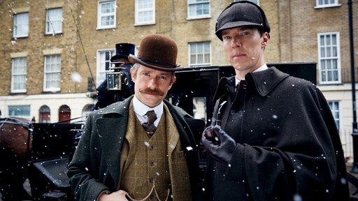 Ein Special der BBC-Reihe "Sherlock" führt Sherlock Holmes (Benedict Cumberbatch, re.) und Dr. Watson (Martin Freeman) in das Jahr 1895.