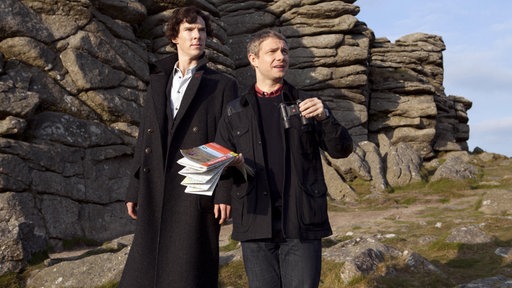 In der Steinwüste von Dartmoor finden auch Sherlock Holmes (Benedict Cumberbatch, li.) und Dr. Watson (Martin Freeman) sich nicht immer zurecht.