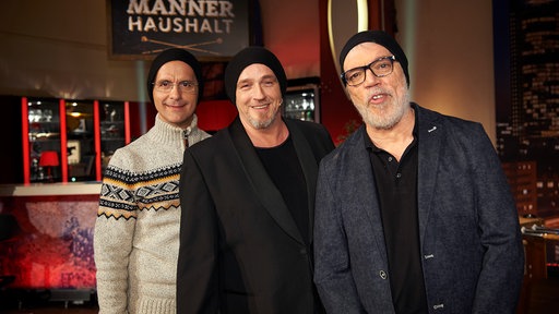 Gastgeber Torsten Sträter (M) lädt aus der Turbinenhalle in Oberhausen zu einer weiteren Folge in seinen "Männerhaushalt" ein. Zu Gast sind Schauspieler Christoph Maria Herbst (l) und Comedian Wolfgang Trepper (r).