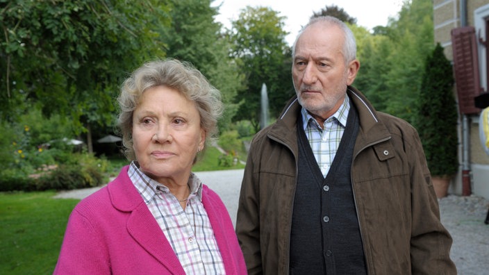 Hildegard (Antje Hagen, l.) sorgt sich um ihr Eheidyll mit Alfons (Sepp Schauer, r.).