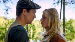 Alicia (Larissa Marolt) und Viktor (Sebastian Fischer) suchen verzweifelt einen Ausweg.