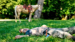 Sturz vom Pferd: Viktor (Sebastian Fischer) liegt ohnmächtig im Gras.