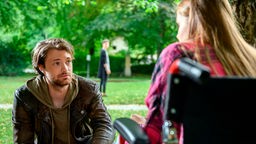 Fabien (Lukas Schmidt, M.) beobachtet neugierig ein vertrautes Gespräch zwischen Joshua (Julian Schneider, l.) und Valentina (Paulina Hobratschk).